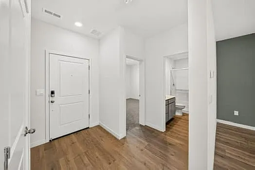 3 bed, 1325 sqft, $2,500 — Photo 4