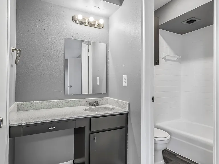 Quail Plaza Apartments — Photo 8
