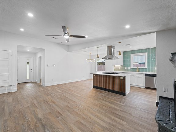 3rd image of 3347 Royal Ln