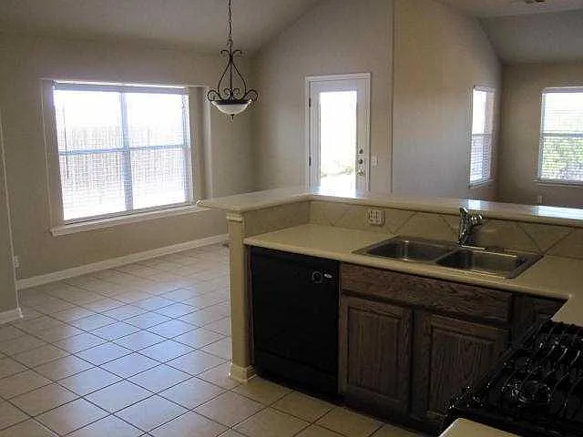 728 Abbeyglen Castle Dr — Photo 5