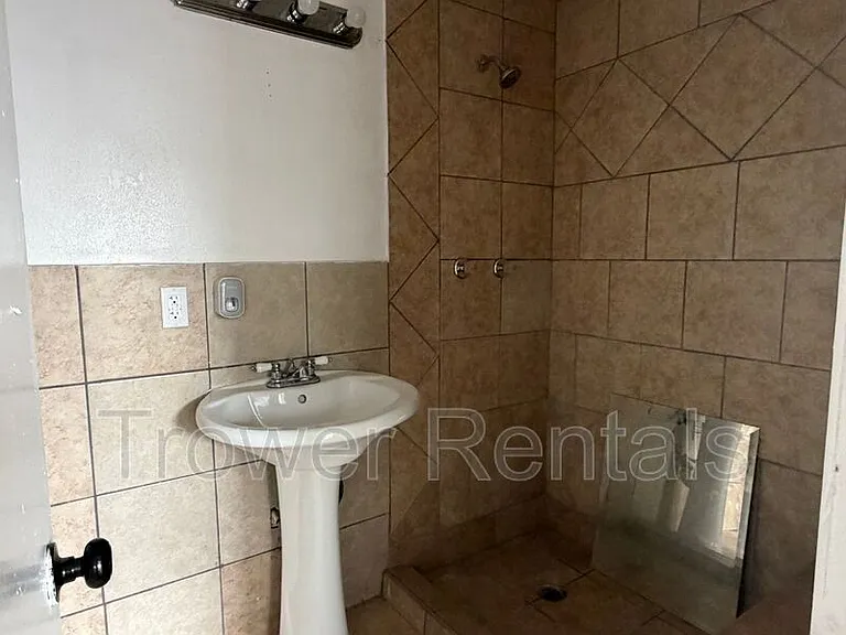 406 San Jacinto St — Photo 16