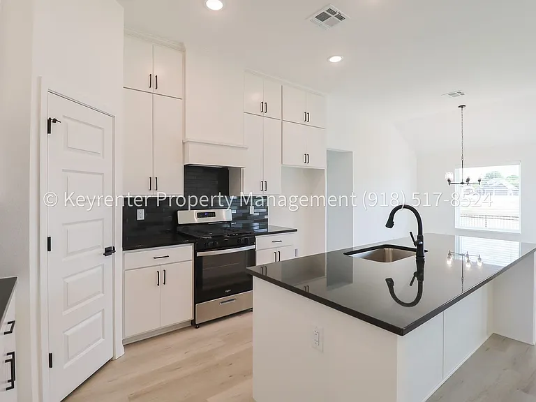 2908 S Redwood Ave — Photo 6