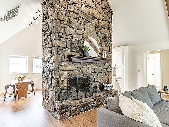 4th image of 17950 Creekwood Ln