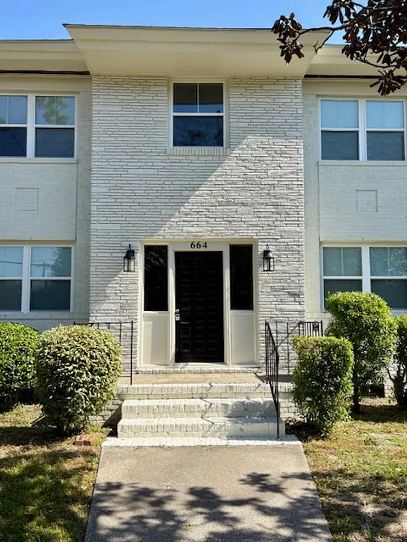 Fully Renovated Three Bedroom Condo 10 mins from MUSC! — Photo 2