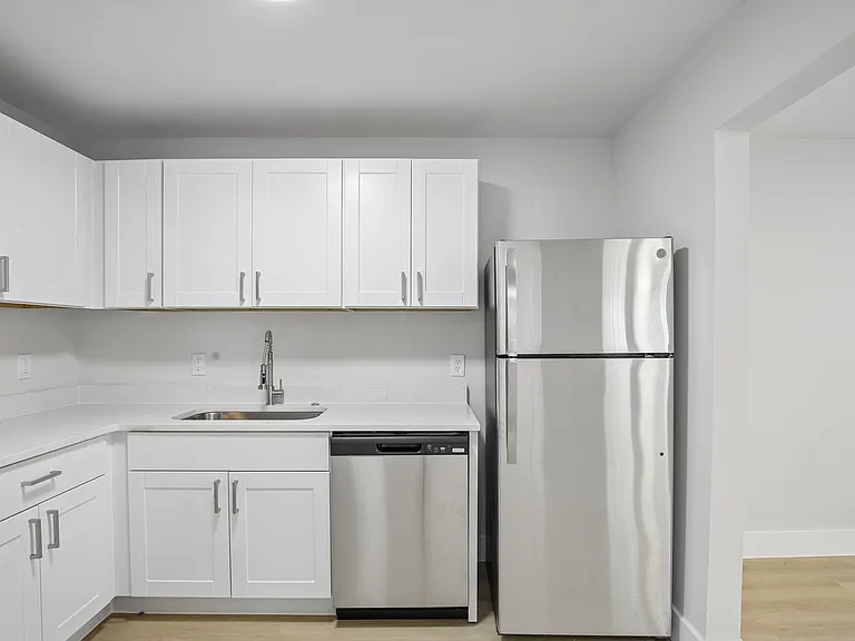Chateau Apartments - Newly Renovated 1, 2 & 3-Bedrooms at 24th & Hillsboro Village — Photo 9