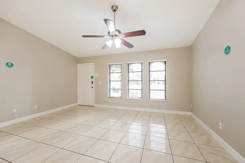 3 bed, 2.0 bath, 1226 sqft, $2,015 — Photo 4