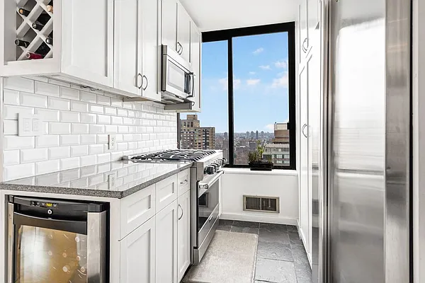 Sold by LG Fairmont Group | media 3