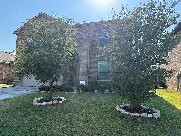 480 Spring Dr — Photo 2