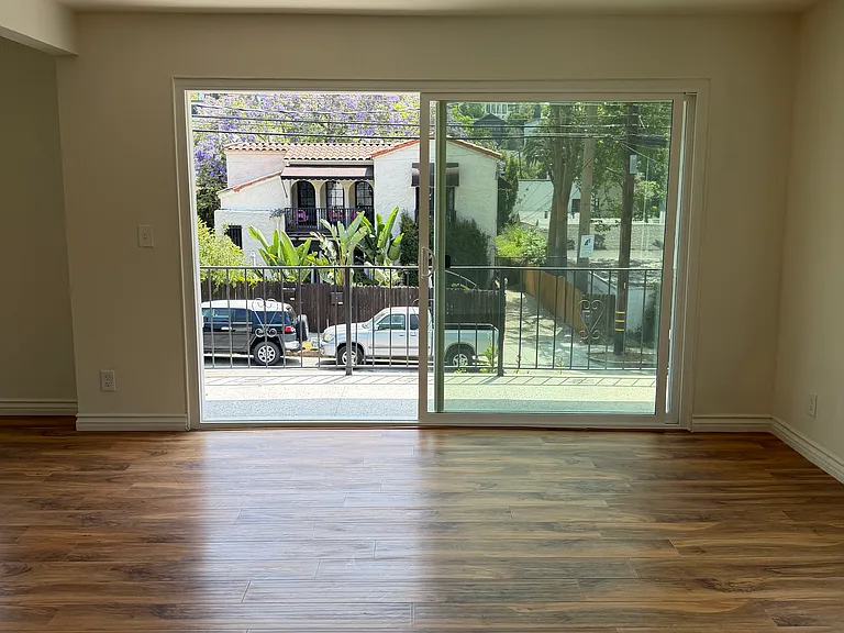2421 N Beachwood Dr #2 — Photo 3