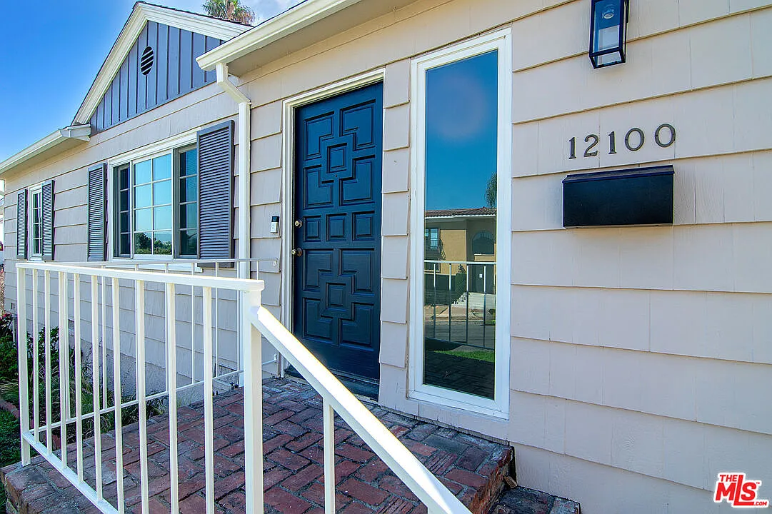 3 bed, 2.0 bath, 2397 sqft, $9,000 — Photo 2
