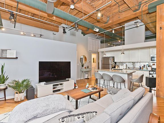 3rd image of 2228 W Diversey Ave #204