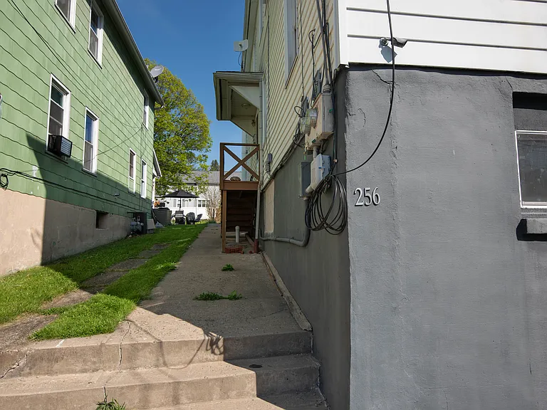 256 E Grove St — Photo 3