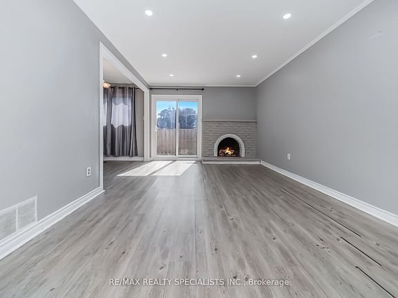 5th image of 33 Greenwich Cir