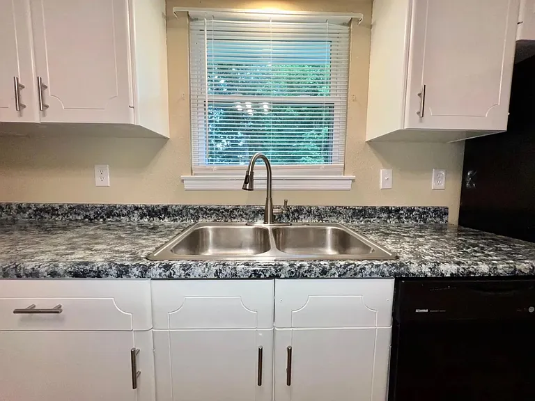 5050 Shoals Ln — Photo 2
