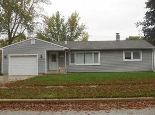 1352 Meadow Lark Ln, Waukesha, WI 53188