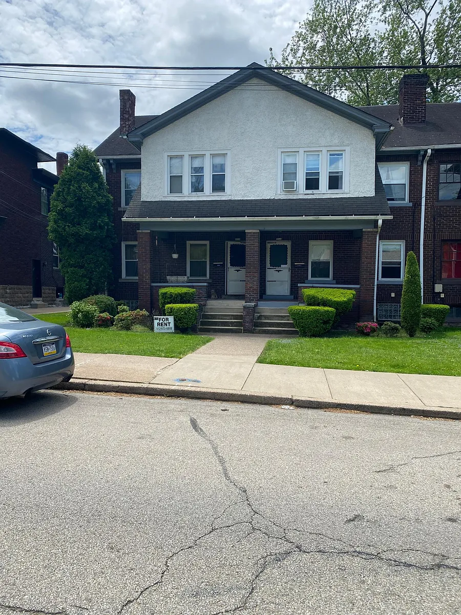 Photo 1 of 8 - 5516 Wilkins Ave #5518 - Pittsburgh, PA Primary Photo - 5516 Wilkins Ave #5518
