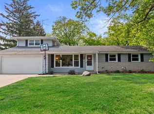 5301 S Oak Ridge Dr, New Berlin, WI 53146