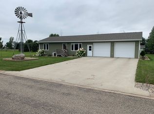 405 Olivet Ave SE, De Smet, SD 57231