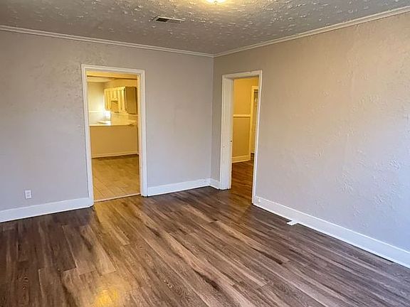 2nd image of 916 Crockett Pl