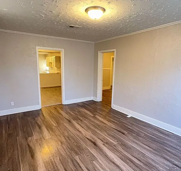 916 Crockett Pl — Photo 2