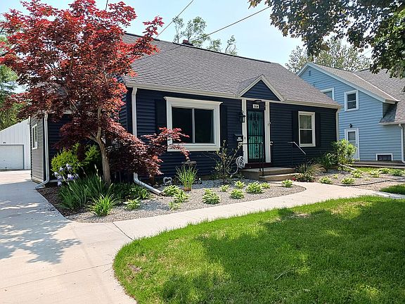 4th image of 1104 Roseland Ave