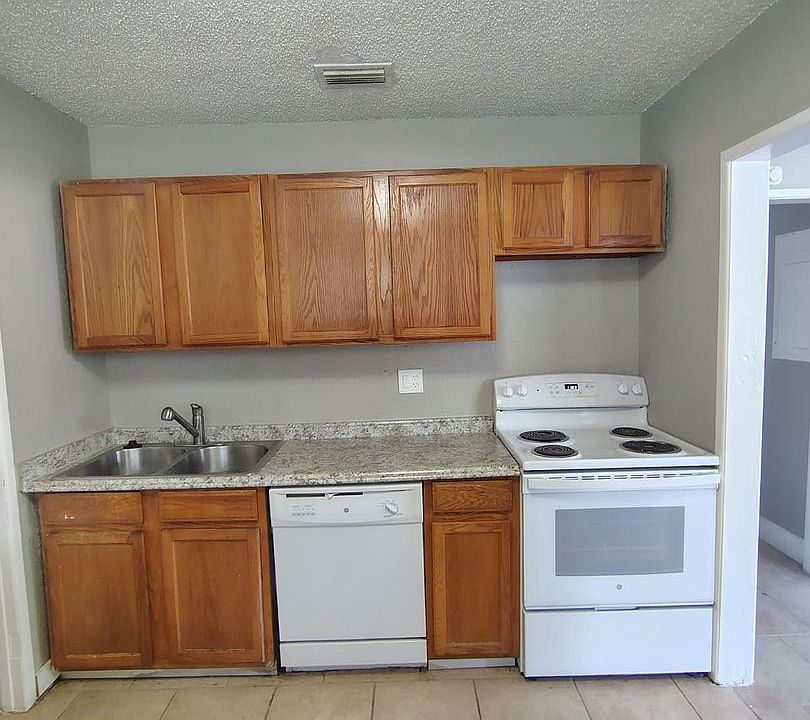 1st image of 7007 Oakwood Dr
