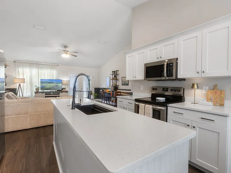 6042 Capitol Dr — Photo 2