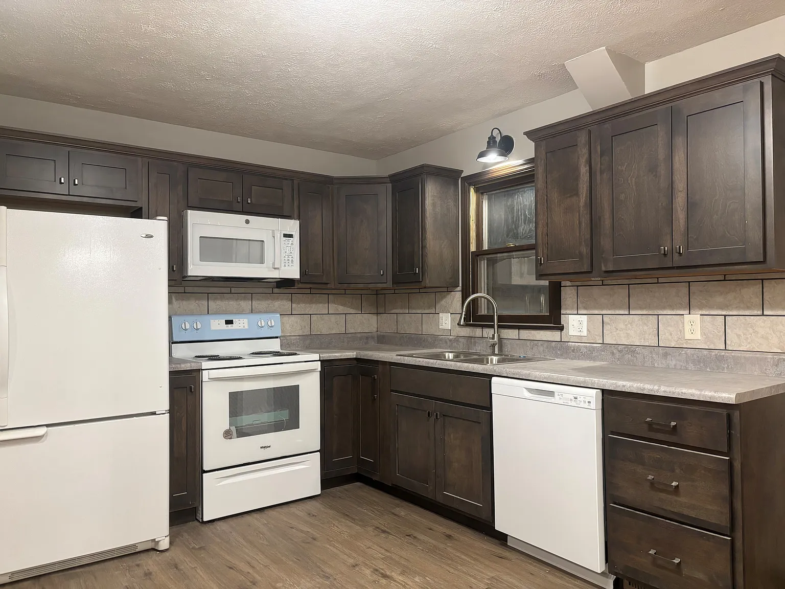 3 bed, 1.5 bath, 1900 sqft, $2,150 — Photo 2