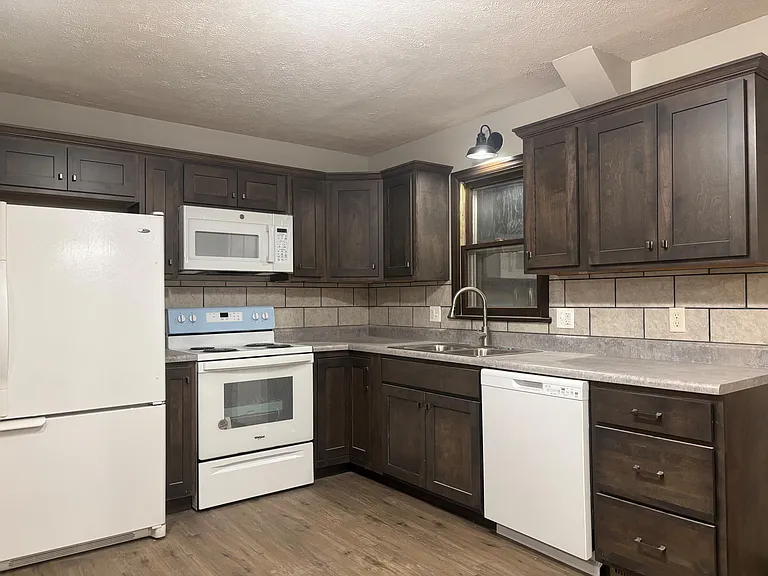 7011 Pine Dr — Photo 2