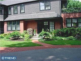 2nd image of 407 E Evergreen Ave