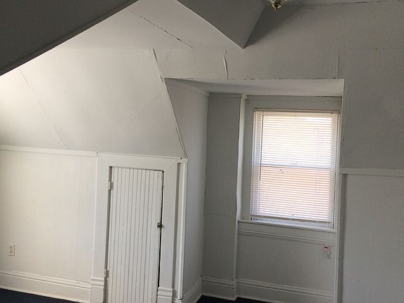 Upstairs front bedroom