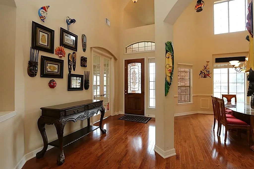5 bed, 4.5 bath, 4424 sqft, $6,400 — Photo 2