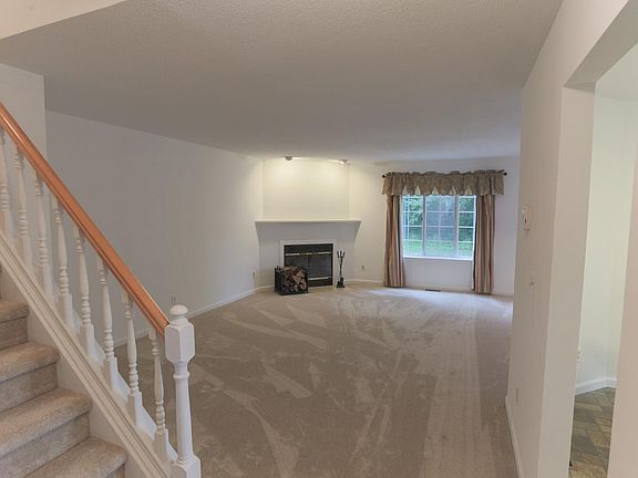 5th image of 404 Essex Ct
