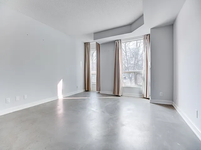 350 Wellington St W #M08 — Photo 7