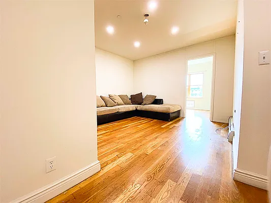 Rented by Bond New York | media 2