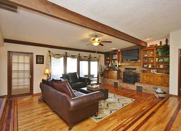 3rd image of 1509 S Nelms Dr
