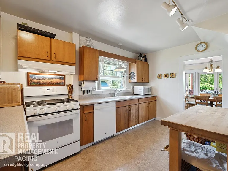 1550 Beverly Pl — Photo 11