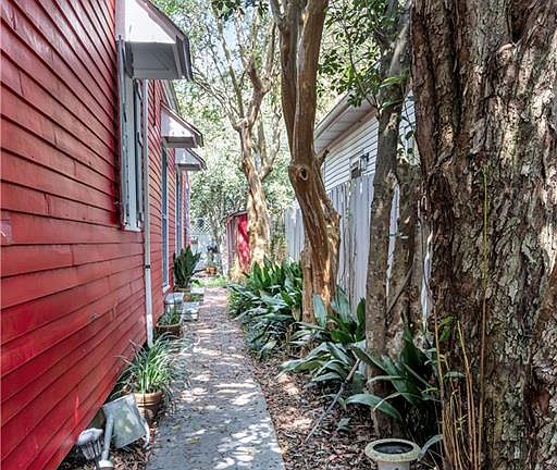 2nd image of 928 Congress St