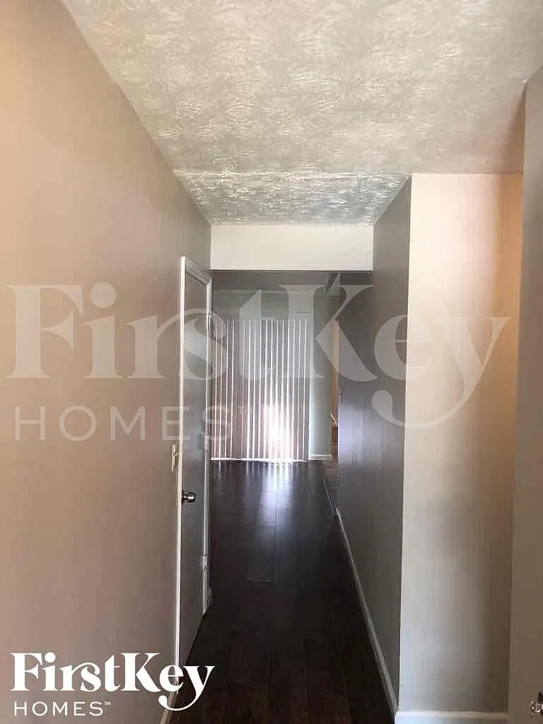 4 bed, 2.0 bath, 1400 sqft, $1,565 — Photo 2