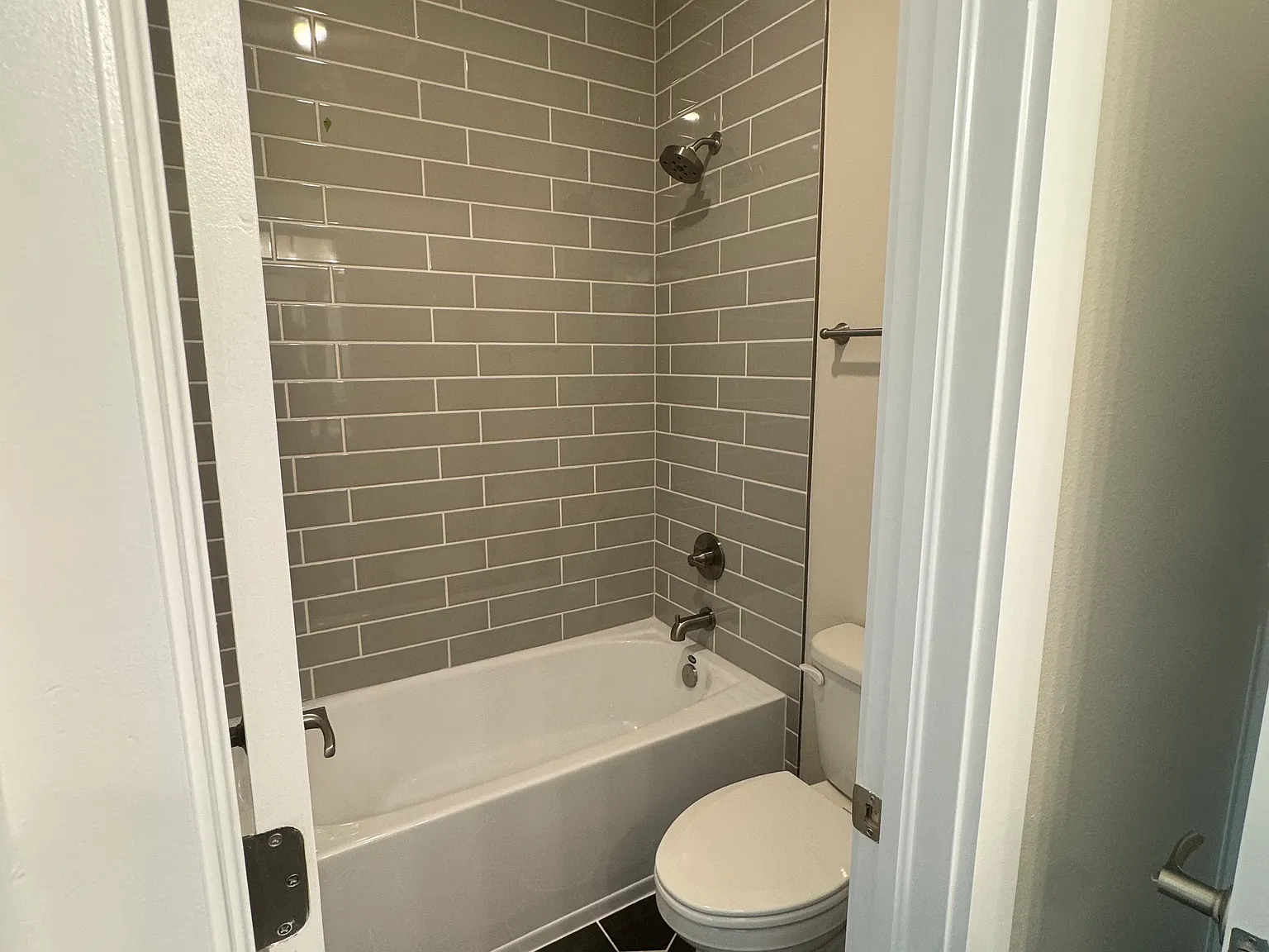 5 bed, 3.5 bath, 2426 sqft, $4,900 — Photo 3