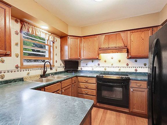 Kitchen With Applainces.