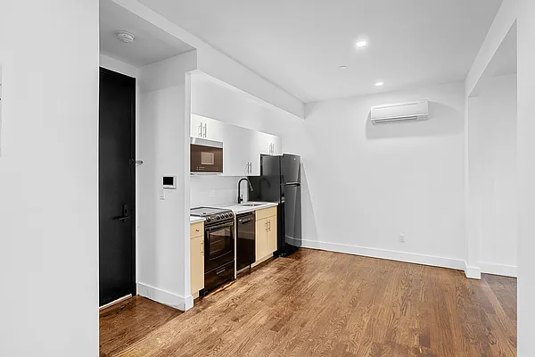 Rented by Safdie Realty Group | media 20