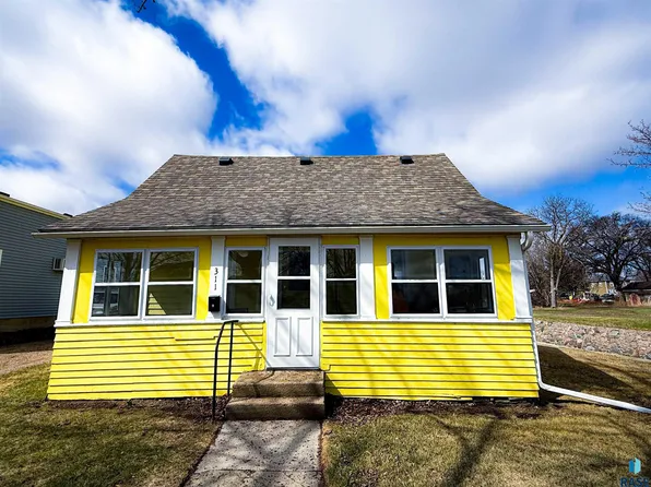 311 N Lee Ave, Madison, SD 57042