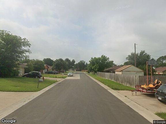 Exterior Neighborhood (street photo)