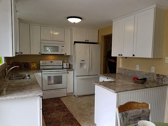 5th image of 637 N Staples St