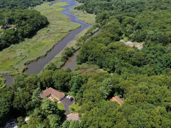 2 Pond Path, Smithtown, NY 11787