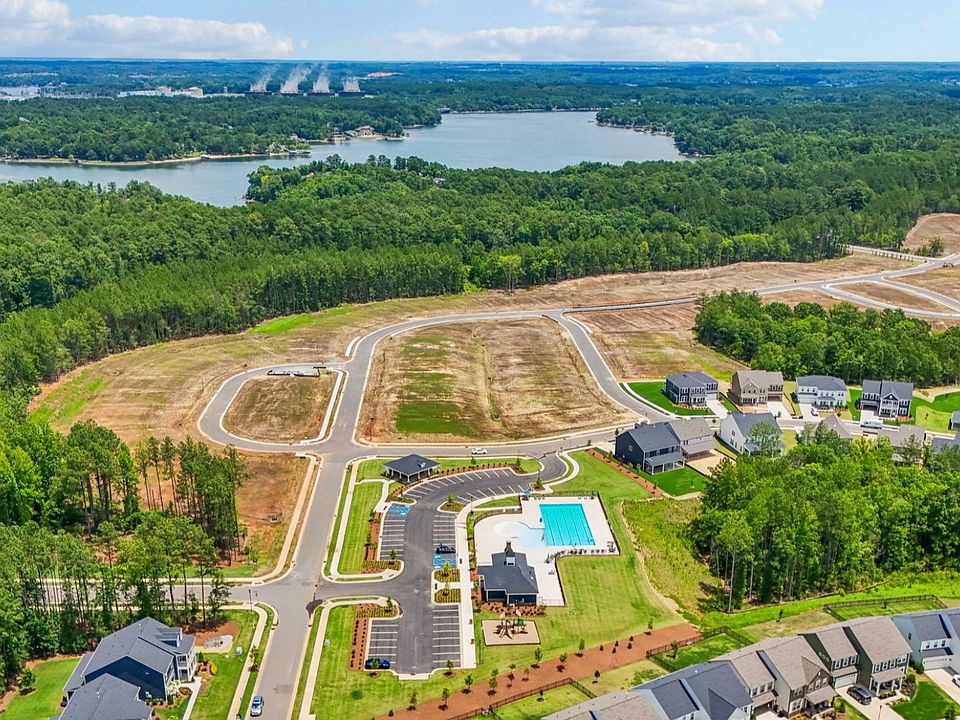 Lakeside Glen Community Amenity walking distance from Allison Creek Waterfront Park.