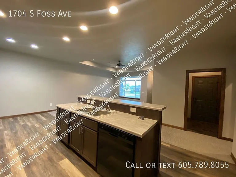 1704 S Foss Ave — Photo 4