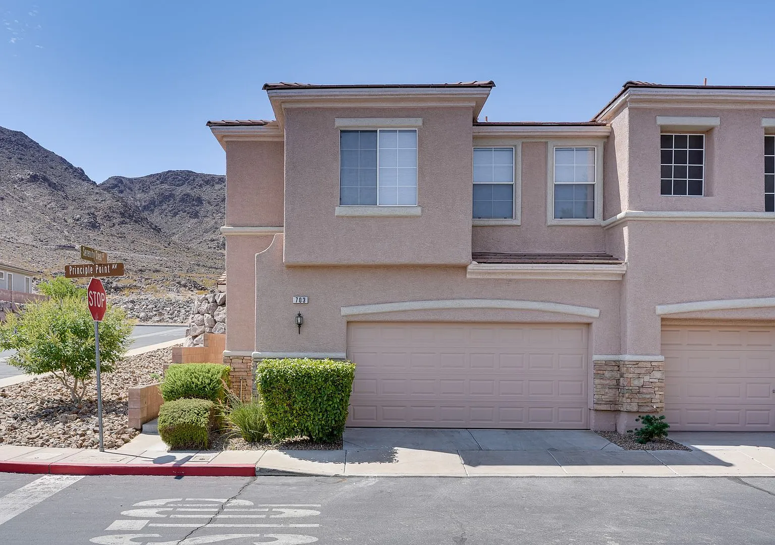 Charming 3 Bedroom Town Home — Photo 1