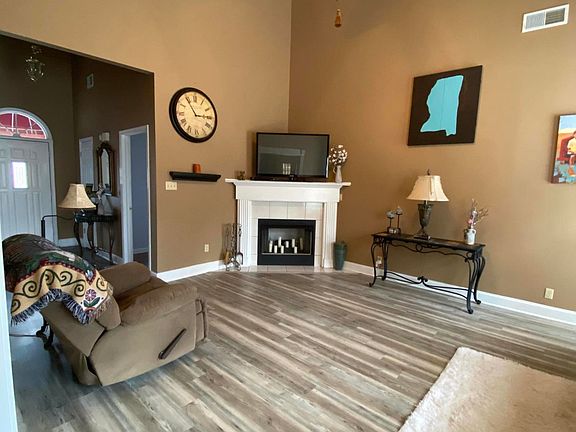4th image of 2303 Oak Creek Dr